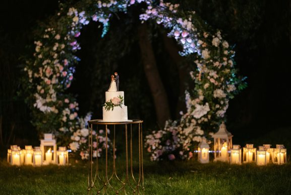 wedding cake at the wedding of the newlyweds